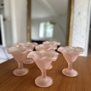 6 adorables coupes en verre poli rose italien. Idéales pour vos desserts, glaces, salades de fruits , dragées pour un buffet , bonbons …