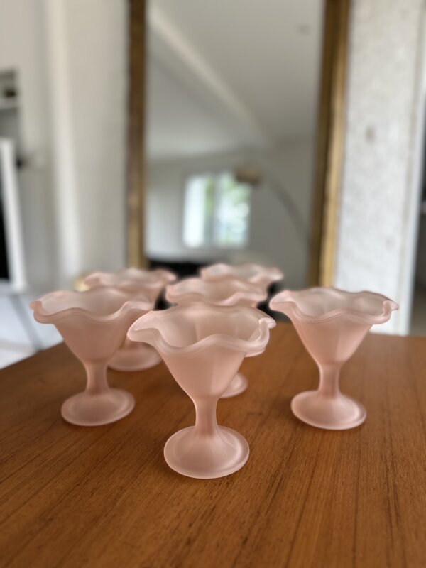 6 adorables coupes en verre poli rose italien. Idéales pour vos desserts, glaces, salades de fruits , dragées pour un buffet , bonbons …