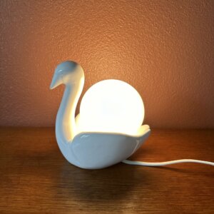 Lampe de chevet vintage avec globe opaline. Très bon état, électricité ok.