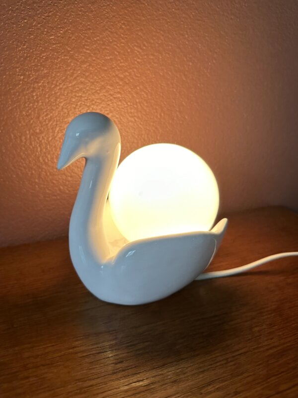 Lampe de chevet vintage avec globe opaline. Très bon état, électricité ok.