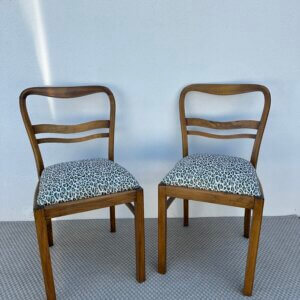 Élégantes chaises des années 50 dont l’assise a été entièrement rénovée : mousse et tissu neufs. L’assise repose sur des ressorts. Chaises art déco en bois massif, très stable.