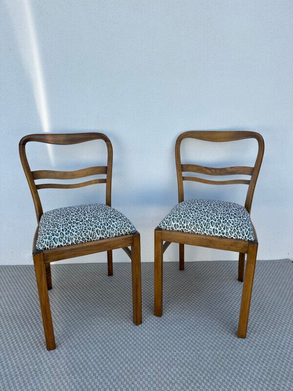 Élégantes chaises des années 50 dont l’assise a été entièrement rénovée : mousse et tissu neufs. L’assise repose sur des ressorts. Chaises art déco en bois massif, très stable.