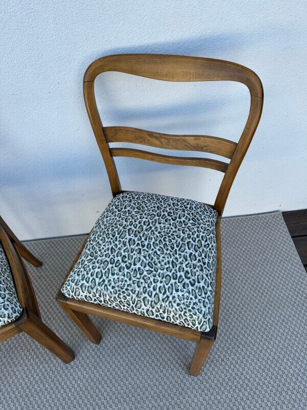 Élégantes chaises des années 50 dont l’assise a été entièrement rénovée : mousse et tissu neufs. L’assise repose sur des ressorts. Chaises art déco en bois massif, très stable.