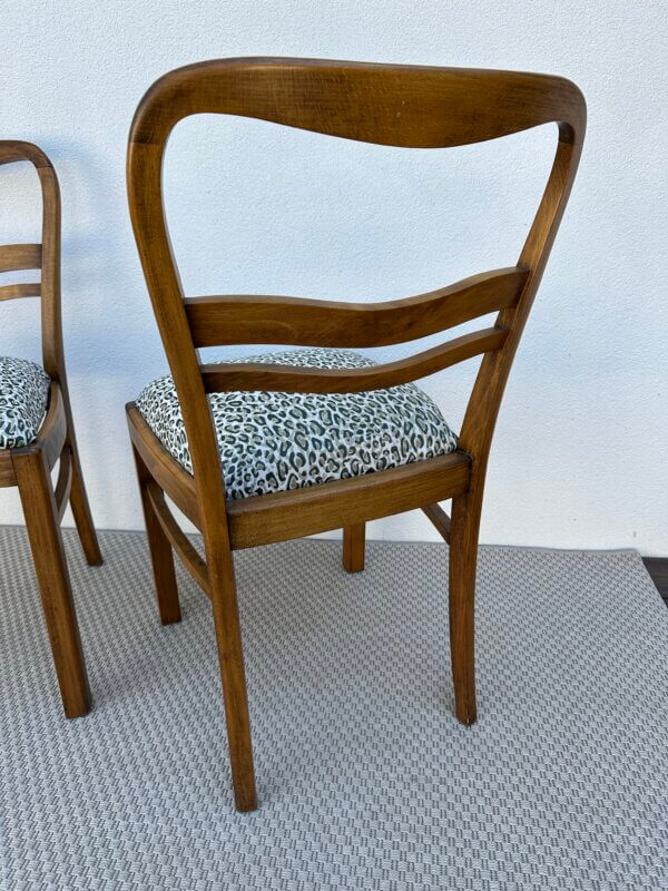 Élégantes chaises des années 50 dont l’assise a été entièrement rénovée : mousse et tissu neufs. L’assise repose sur des ressorts. Chaises art déco en bois massif, très stable.