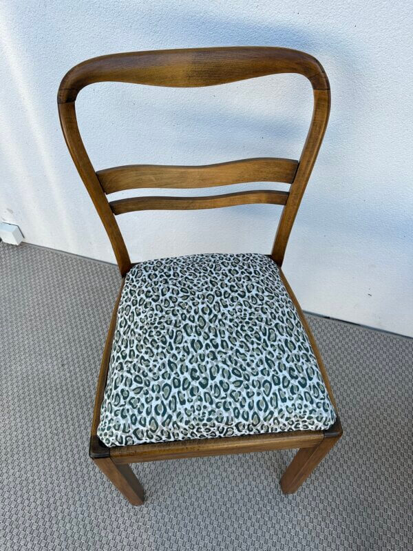 Élégantes chaises des années 50 dont l’assise a été entièrement rénovée : mousse et tissu neufs. L’assise repose sur des ressorts. Chaises art déco en bois massif, très stable.