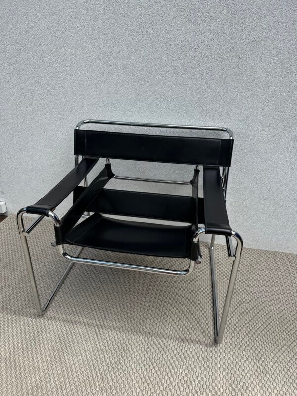 Fauteuil en cuir noir avec structure en métal chromé, dans le style iconique du modèle Wassily de Marcel Breuer.