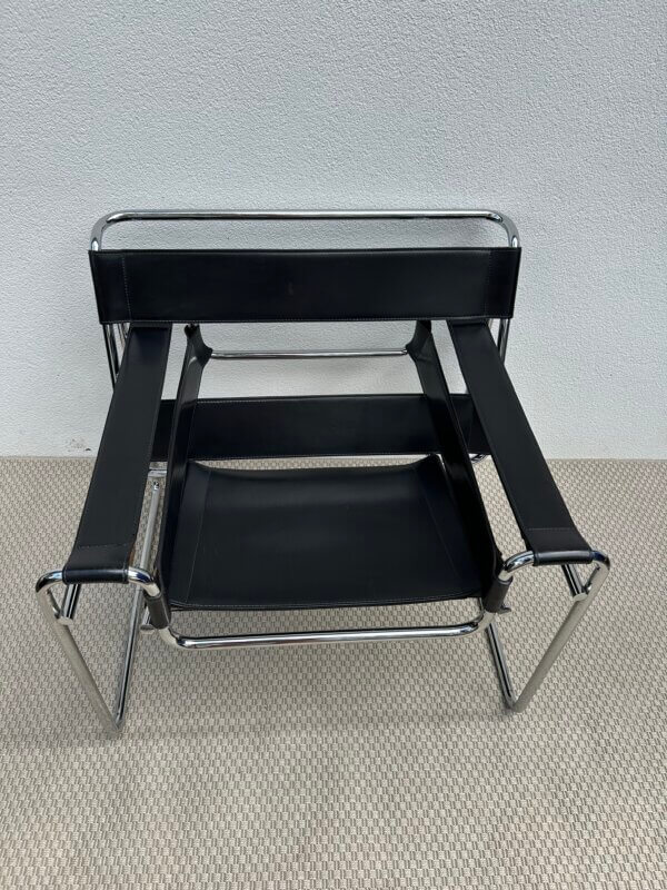 Fauteuil en cuir noir avec structure en métal chromé, dans le style iconique du modèle Wassily de Marcel Breuer.
