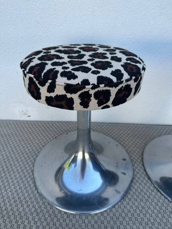 Tabouret au design iconique des années 70, avec pied tulipe en métal chromé et assise pivotante à 360°.
